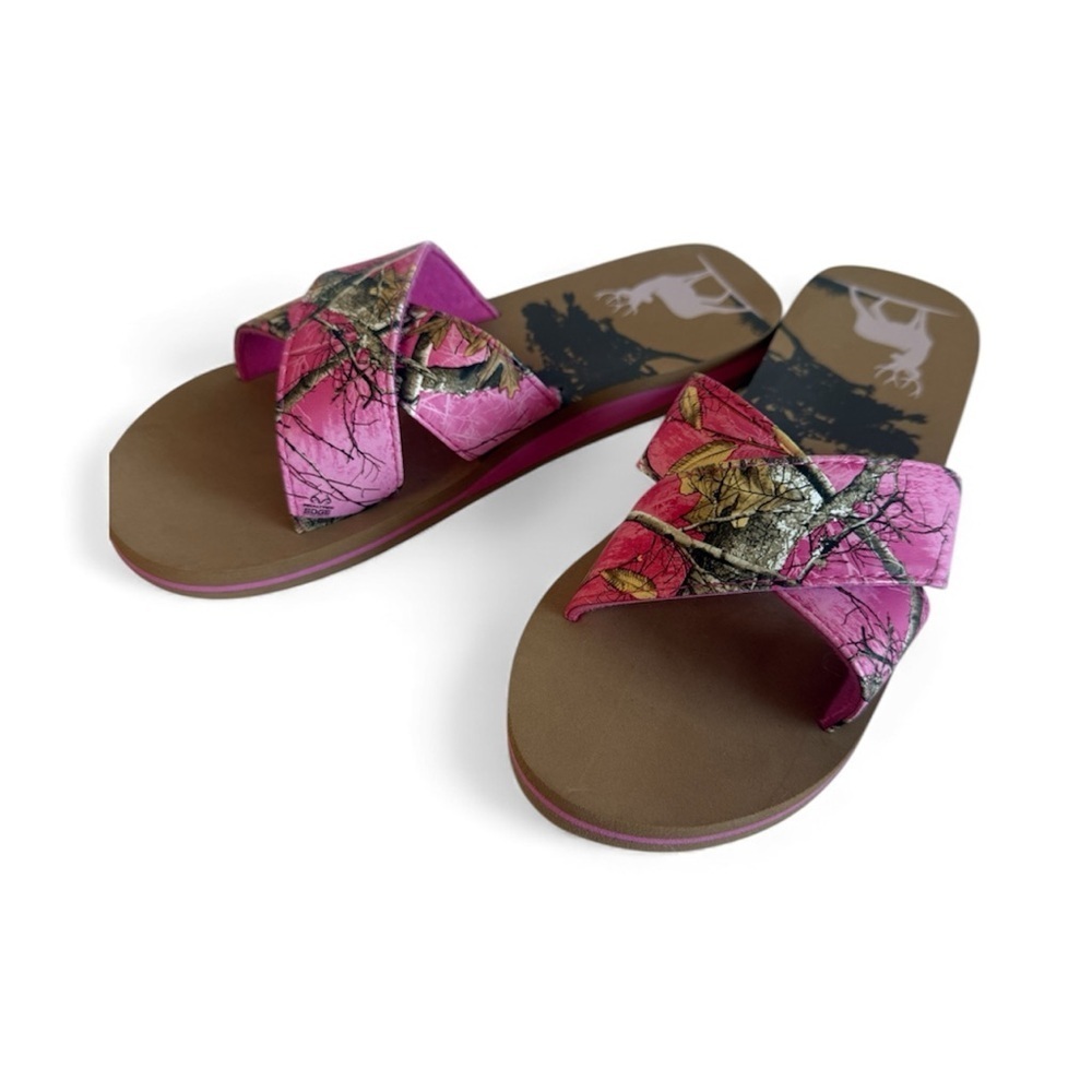 Realtree Edge Women's Pink Camouflage Criss Cross Slide On Sandals